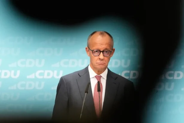 Nemecký konzervatívny líder Friedrich Merz musí zostať vo svojej funkcii