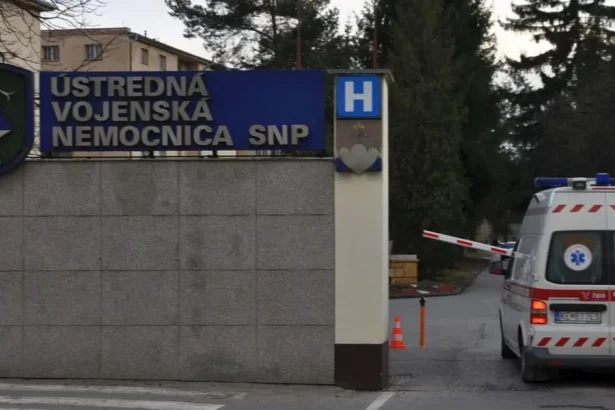 Nemocnica ministra obrany spätne upravovala zmluvy