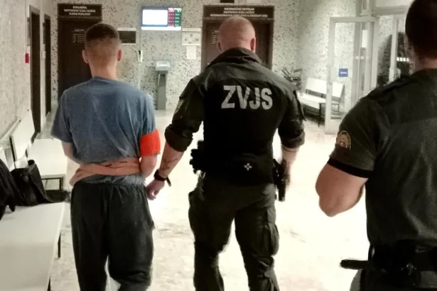 Opitý a zdrogovaný synovec napadol strýka nožom. Mal vražedný výraz, uviedol poškodený