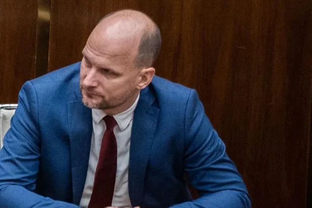 Opozícia kritizuje opakované presúvanie termínu