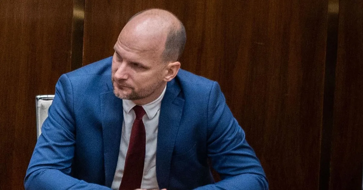 Opozícia kritizuje opakované presúvanie termínu