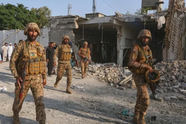 Pakistanské sily vyslobodili rukojemníkov zadržiavaných militantmi