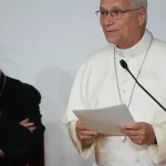 Pápež František slávi svätú omšu v Paríži pred veriacimi