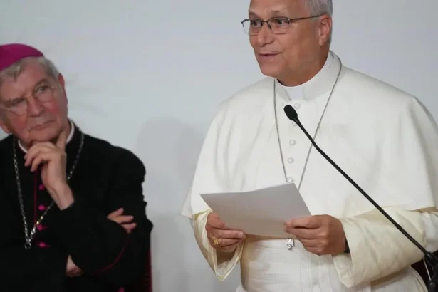 Pápež František slávi svätú omšu v Paríži pred veriacimi