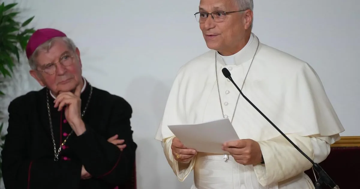Pápež František slávi svätú omšu v Paríži pred veriacimi