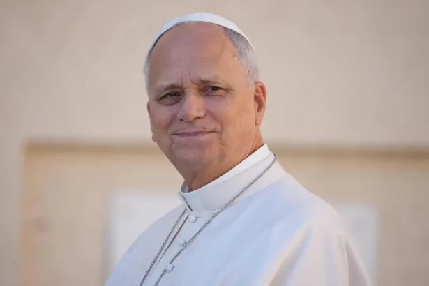 Pápež Lev XIV. obnovil kardinálom ich platy