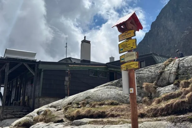 Peter Švec zostáva na čele klubu turistov. Nič sa nemení ani pri tatranských chatách.