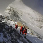 Po lavíne na nepálskom vrchu Himlung Himal zomreli dvaja ľudia, ďalších 14 je nezvestných