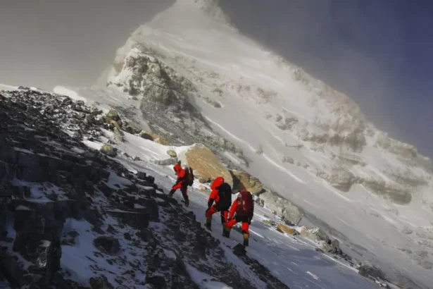 Po lavíne na nepálskom vrchu Himlung Himal zomreli dvaja ľudia, ďalších 14 je nezvestných