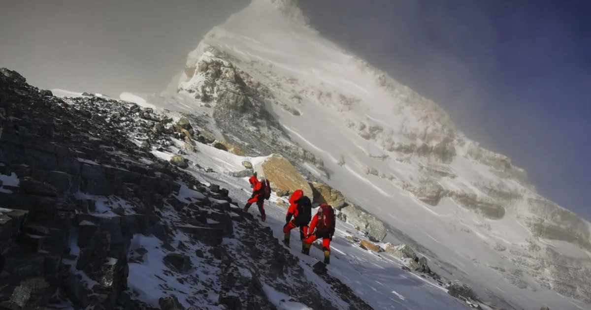 Po lavíne na nepálskom vrchu Himlung Himal zomreli dvaja ľudia, ďalších 14 je nezvestných