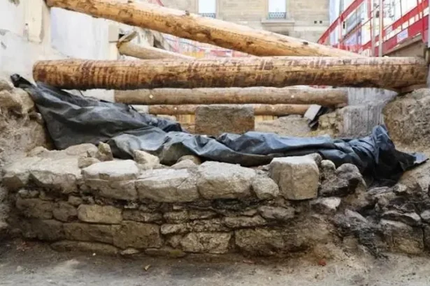 Pod hotelom v Paríži našli múr, môže vyriešiť dlhoročnú záhadu