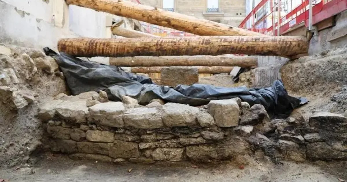 Pod hotelom v Paríži našli múr, môže vyriešiť dlhoročnú záhadu