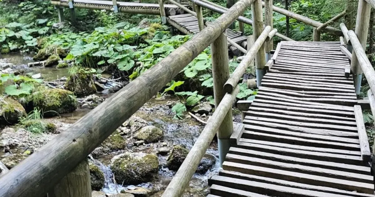 Pohyb po obľúbenom turistickom chodníku môže byť nebezpečný. V Terchovej vydali výstrahu