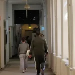 Polícia mučila podozrivého, oblepila mu hlavu páskou, použila paralyzér. Na súde kapucne