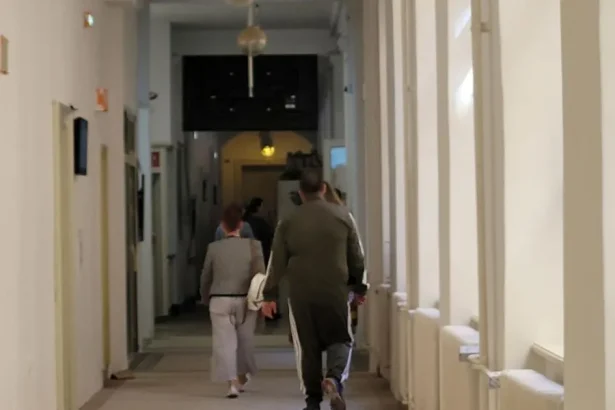 Polícia mučila podozrivého, oblepila mu hlavu páskou, použila paralyzér. Na súde kapucne