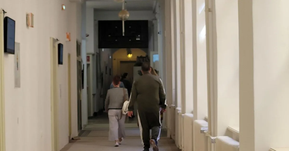 Polícia mučila podozrivého, oblepila mu hlavu páskou, použila paralyzér. Na súde kapucne
