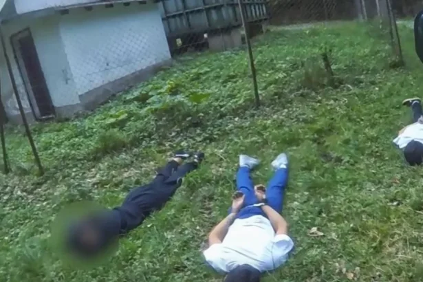 Polícia po naháňačke našla ukradnuté auto v lese