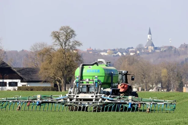 Poslanci EÚ v spore o uhlíkové clo zvýhodnili výrobcov hnojív pred poľnohospodármi