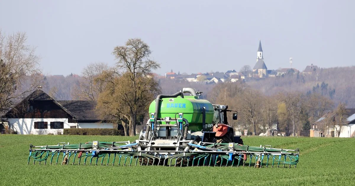 Poslanci EÚ v spore o uhlíkové clo zvýhodnili výrobcov hnojív pred poľnohospodármi
