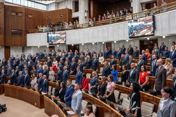 Poslanci Národnej rady pokračujú v diskusii o štátnom záverečnom účte za minulý rok