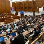Poslanci odštartovali svoje rokovanie a naďalej v ňom pokračujú