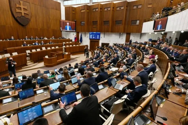 Poslanci odštartovali svoje rokovanie a naďalej v ňom pokračujú
