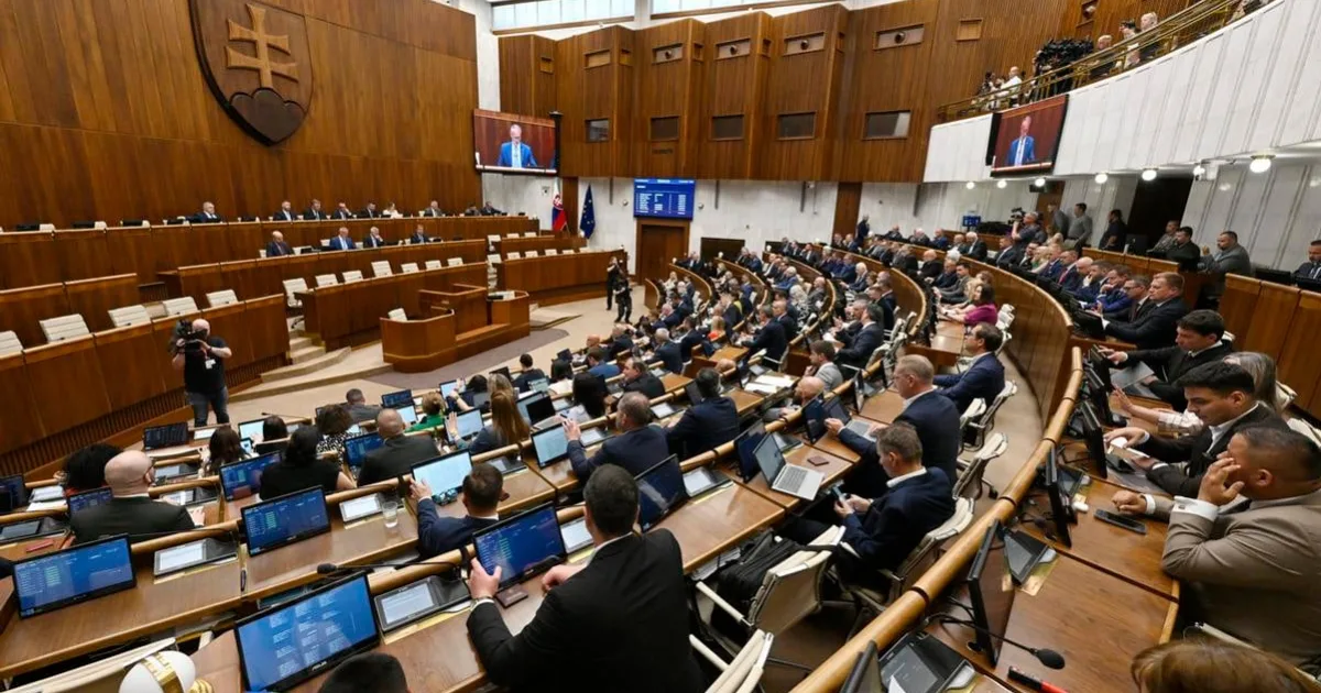 Poslanci odštartovali svoje rokovanie a naďalej v ňom pokračujú