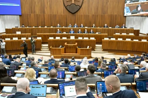 Poslanci ukončili svoje rokovanie diskusiou