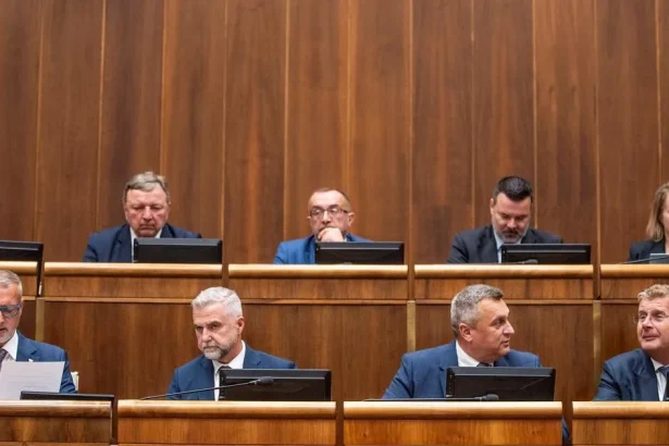 Poslanci začali rokovanie o návrhu novely zákona o potravinách