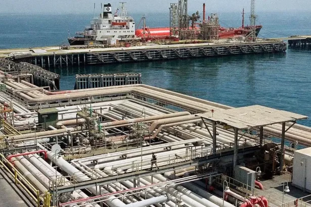 Požiar palivovej nádrže Aramco pri letisku v Rijáde