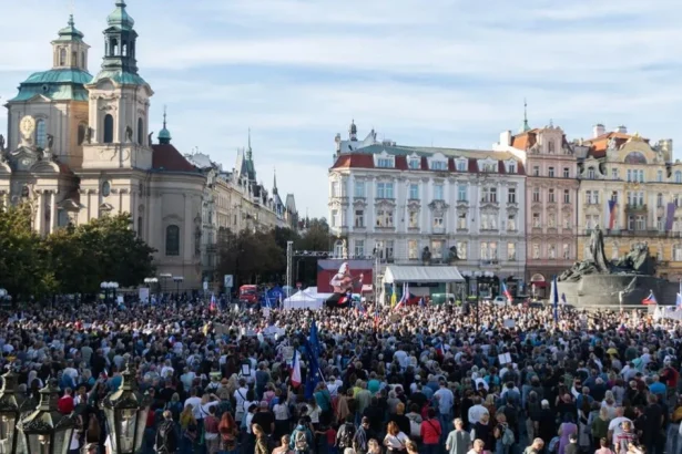 Protestujúci v Prahe kritizujú Babišov kabinet a pripomínajú Havla