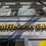 Raiffeisen čelí obvineniam z pomoci Putinovi, matka Tatra banky hrozí súdmi