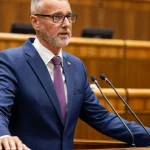 Raši žiada od opozície podporu pre ústavnú zmenu o referende o predčasných voľbách