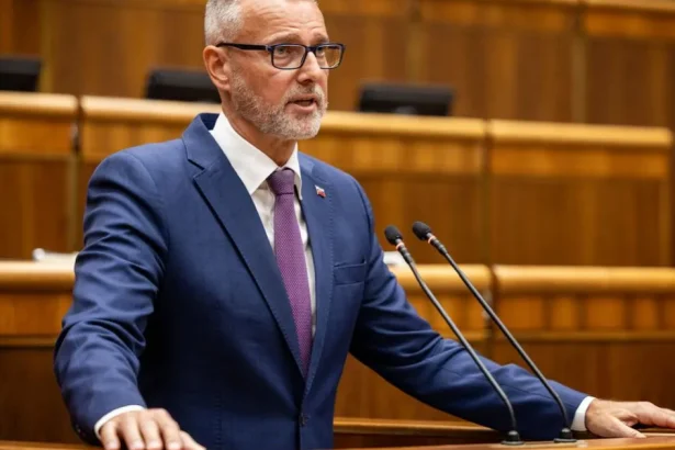 Raši žiada od opozície podporu pre ústavnú zmenu o referende o predčasných voľbách