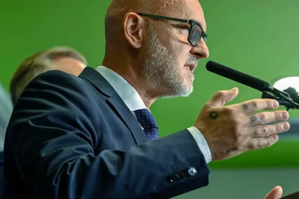 SaS vyzvala Fica, aby zvolal bezpečnostnú radu a potvrdil záväzky voči spojencom