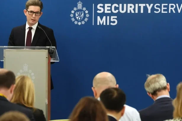 Šéf britskej rozviedky varuje pred novými hrozbami