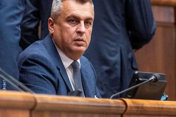 SNS a Huliakovci sa dohodli: prejde aj zrušenie voľby poštou