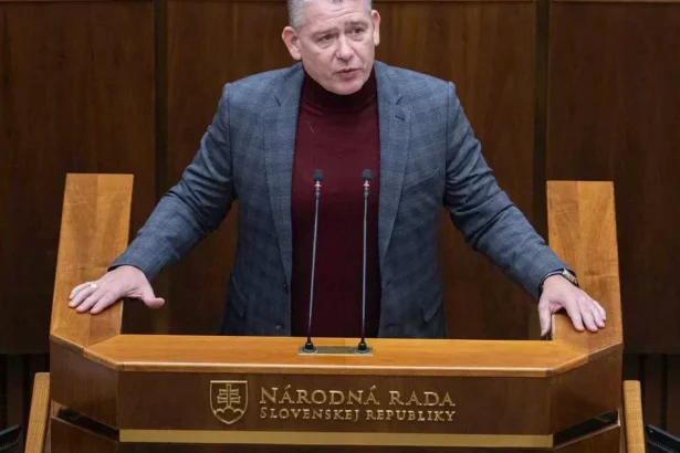 Štyria opoziční poslanci sa majú ospravedlniť za výroky v pléne, rozhodol výbor