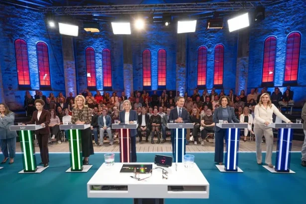 Švédi volia poslancov, do vlády sa môže dostať aj krajná pravica