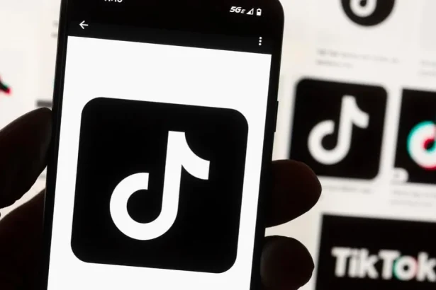TikTok sa zaviazal obmedziť čas mladistvým používateľom