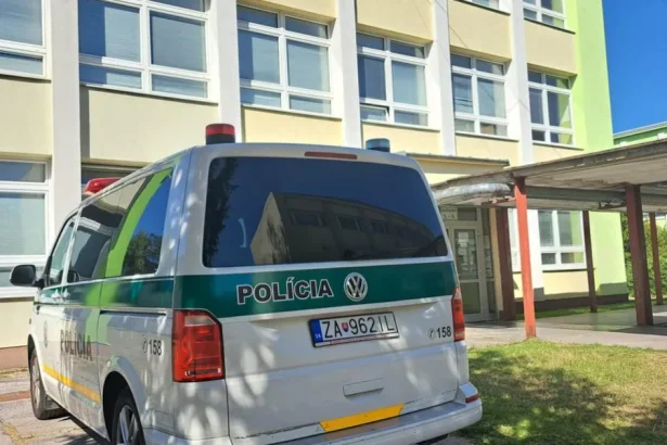 Tínedžer sa vyhrážal sekerou v základnej škole, po Staškove vzrástol strach