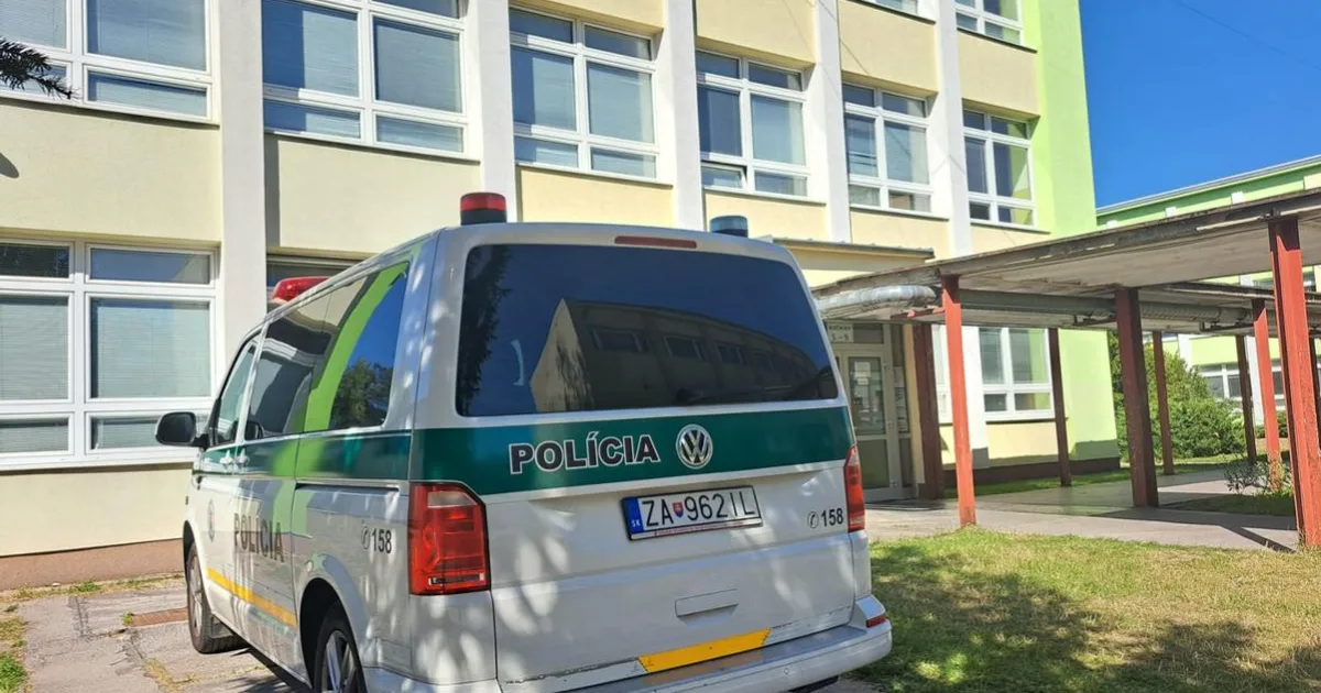 Tínedžer sa vyhrážal sekerou v základnej škole, po Staškove vzrástol strach