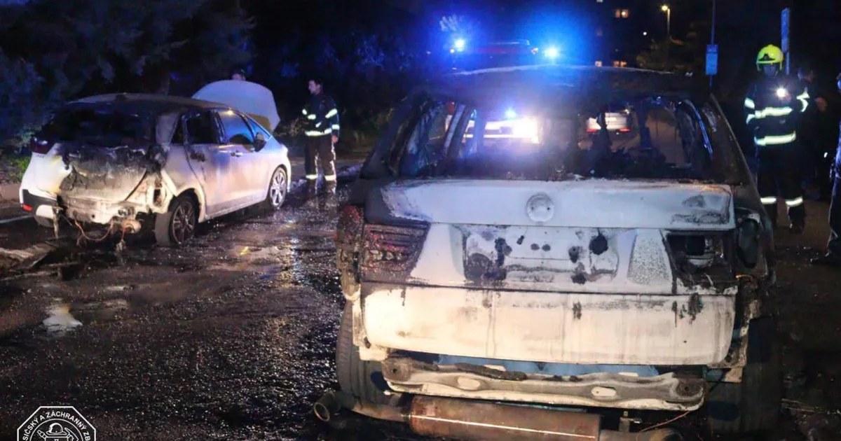 V Bratislave horeli dve autá, škodu odhadli na 36-tisíc eur