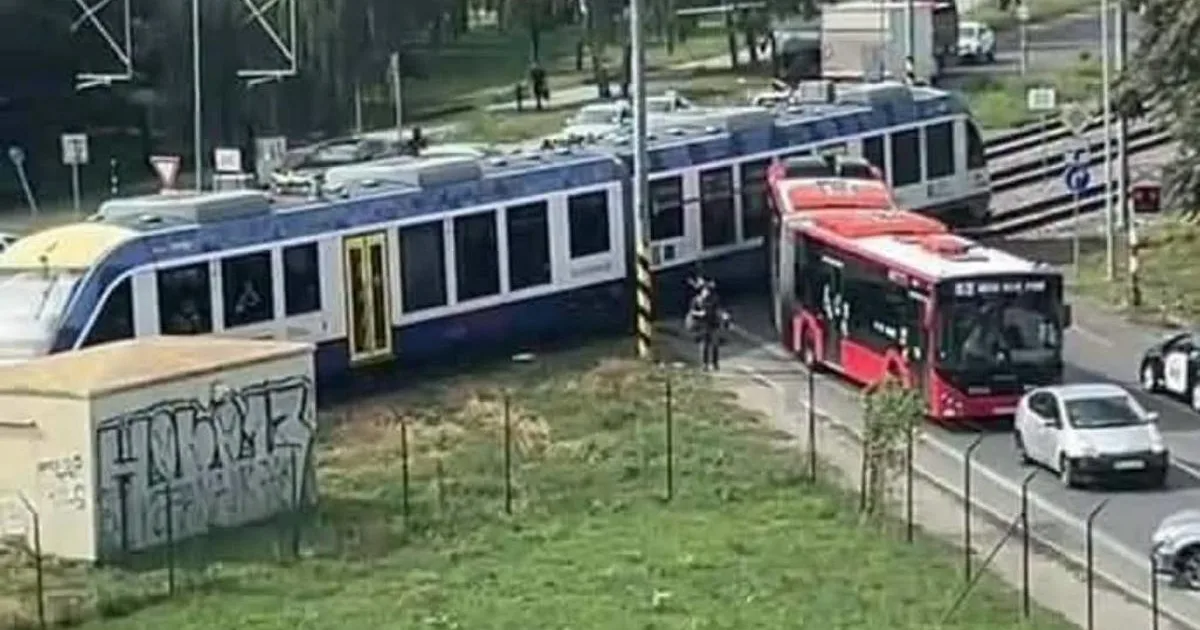 V Bratislave sa zrazil osobný vlak s autobusom MHD