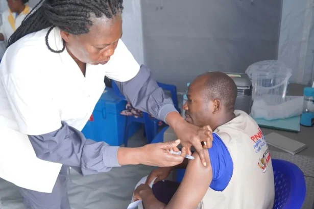 V epicentre eboly v Konžskej dem. republike začali očkovať zdravotníkov vakcínou Ervebo