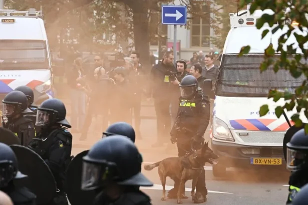V Haagu sa polícia dostala do zrážky s demonštrantmi