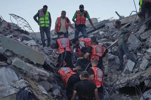 V Pásme Gazy sa zrútila poškodená budova, zahynulo najmenej 12 ľudí