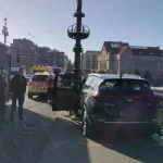 V Prahe zrazilo auto na chodníku dvoch chodcov