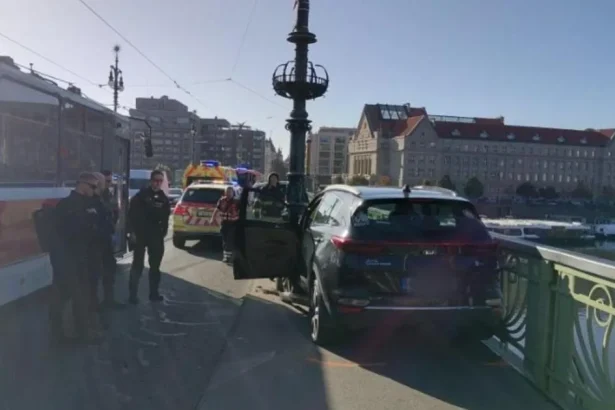 V Prahe zrazilo auto na chodníku dvoch chodcov