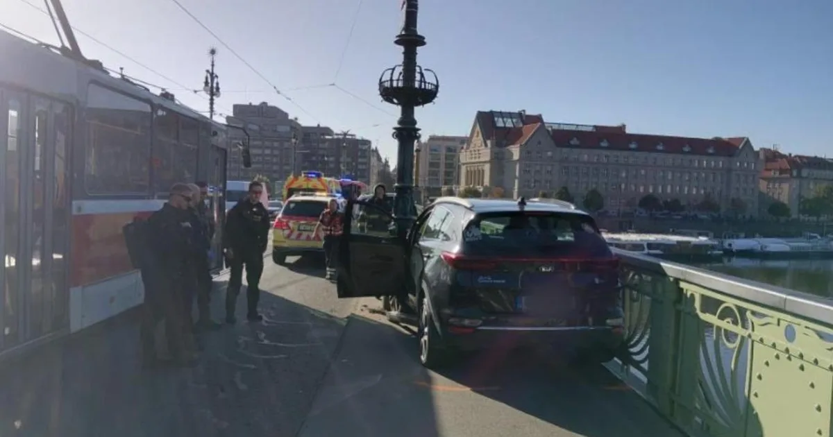 V Prahe zrazilo auto na chodníku dvoch chodcov
